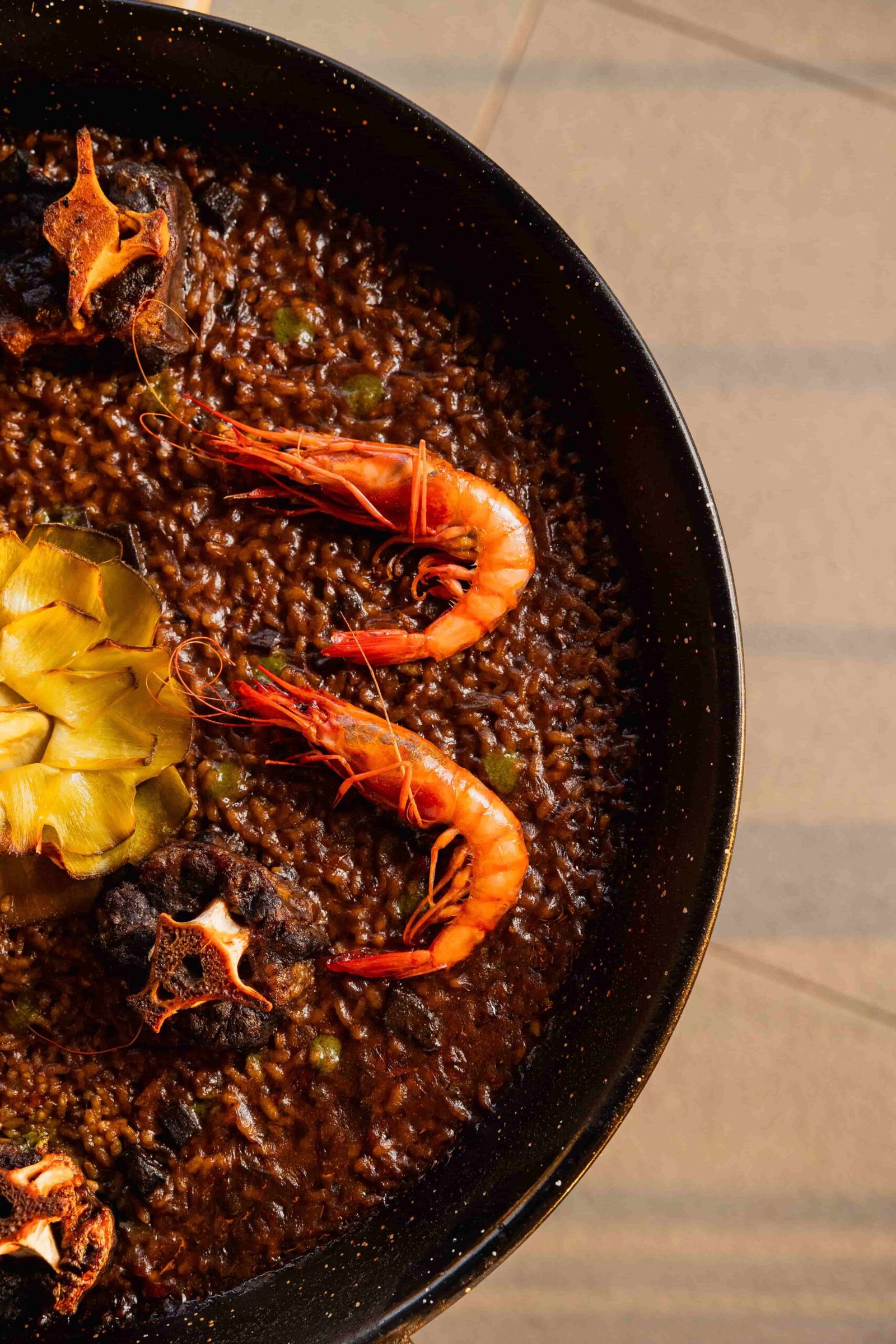 Producto fresco recién pescado del puerto en el restaurante Port Vela, Barcelona
